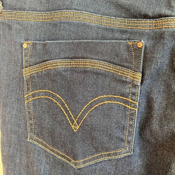 Levi’s 515 Cuffed Capri Dark Wash With Contrasting Belt Loops Size 8 - Picture 9 of 13